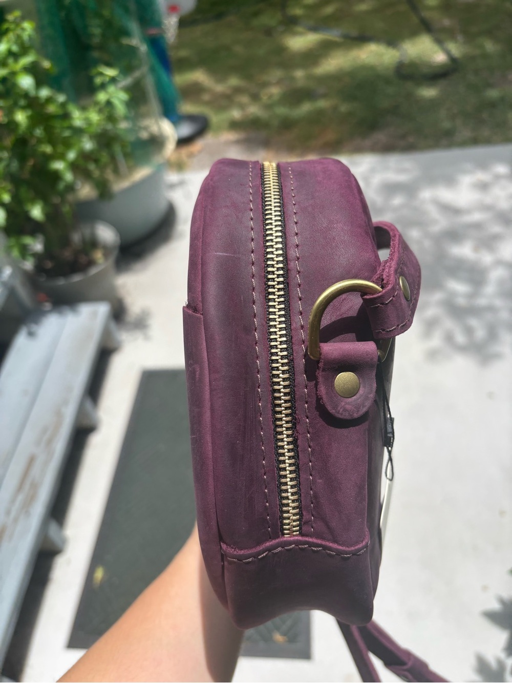 Portland Leather Large Circle Crossbody Bag in Larkspur BNNU - Picture 2 of 11